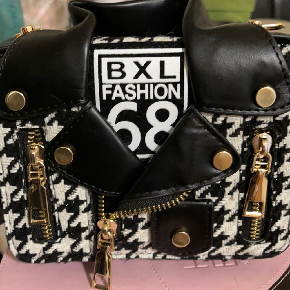 Crossbody fashion bag.